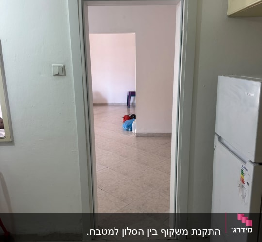 התקנת משקוף דלת פנים לבן בפתח חדר